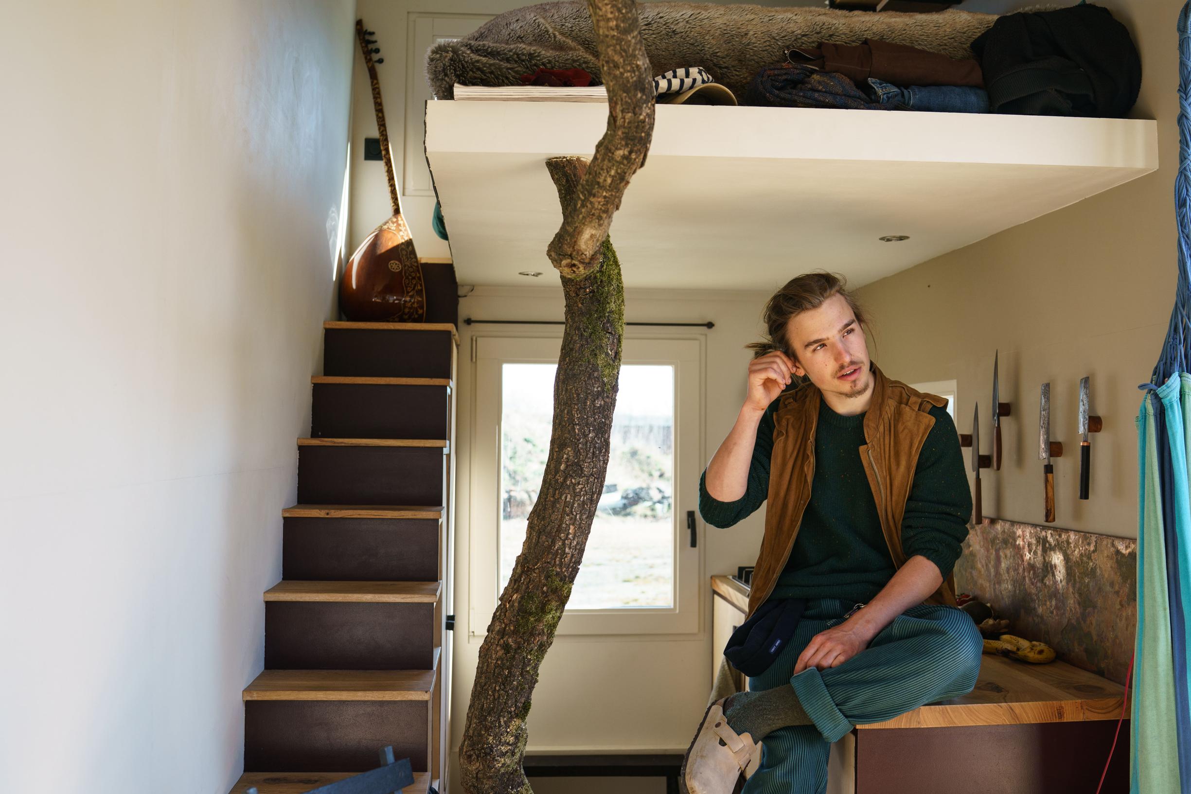 Smid en levenskunstenaar Floris Postmes (20) maakt binnen kloostermuren van Hoogcruts zijn aards par